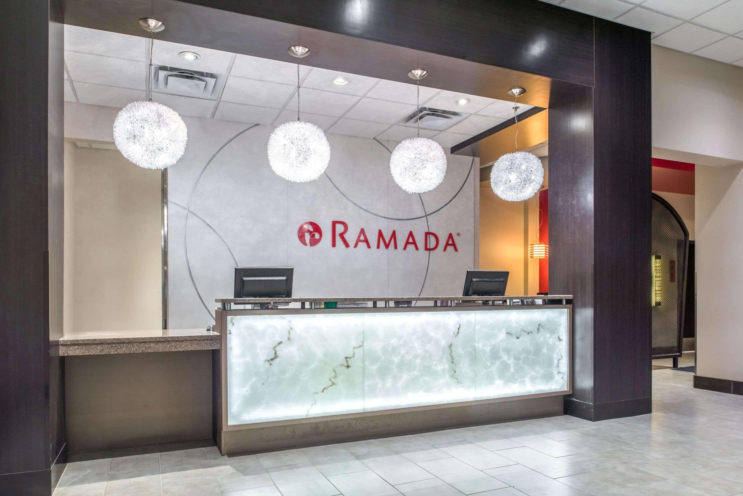Отель Ramada By Wyndham Саскатун Экстерьер фото